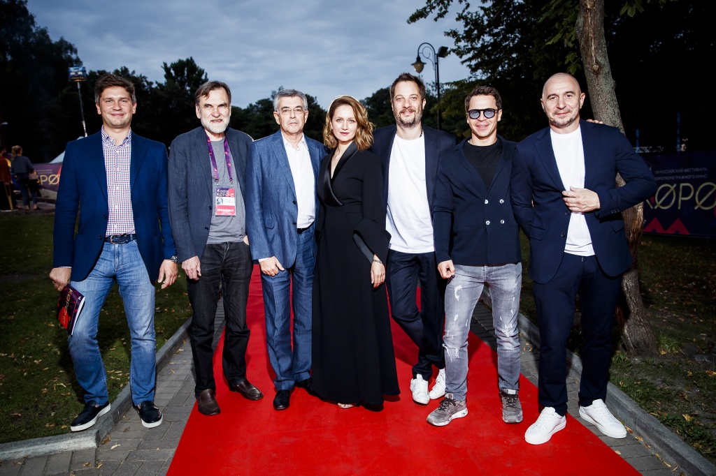 Сергей Сельянов и фюри фестиваля "Короче": Антон Малышев, Александр Цыпкин, Петр Буслов, Павел Деревянко, Виктория Исакова