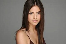 Шелли Хенниг (Shelley Hennig)
