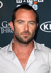   (Sullivan Stapleton)