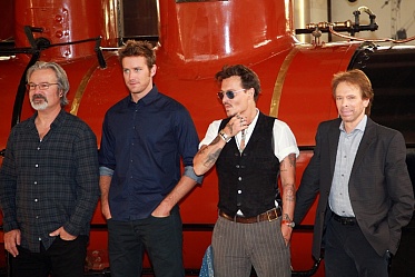 Создатели «Одинокого рейнджера» на фоне исторического парового локомотива: Фоторепортаж