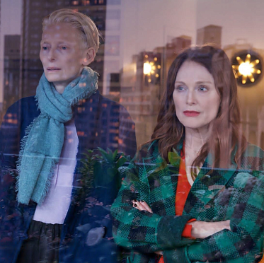 Венеция 2024: «Соседняя комната» Педро Альмодовара — красная дверь смерти Венеция 2024: «Соседняя комната» Педро Альмодовара — красная дверь смерти