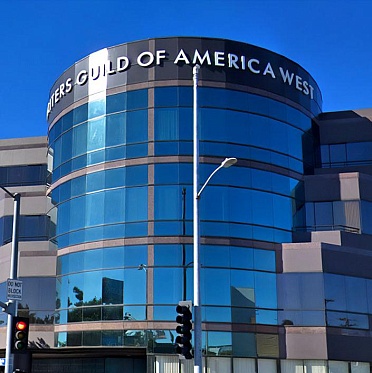 Гильдия сценаристов Америки собирается заблокировать покупку Warner Bros. Discovery Гильдия сценаристов Америки собирается заблокировать покупку Warner Bros. Discovery