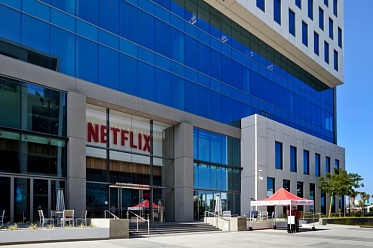 Netflix борется с шерингом подписок, вкладывается в премиальный контент и прекращает рассылку DVD