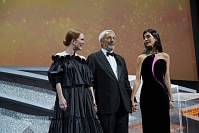 Церемония закрытия 79 Венецианского кинофестиваля, Джулианна Мур, Роберто Чикутто и Росно Муньос