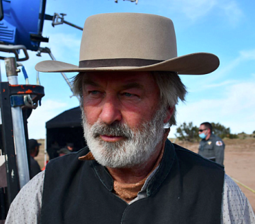 Съемки вестерна с Алеком Болдуином возобновятся в апреле