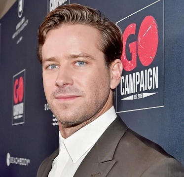 Арми Хаммер снимется в своем первом фильме после обвинений в сексуальных домогательствах Арми Хаммер снимется в своем первом фильме после обвинений в сексуальных домогательствах