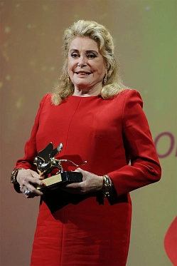 Венеция 2022: Катрин Денев получила почетного Золотого льва