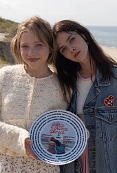 Девочки учатся бриться