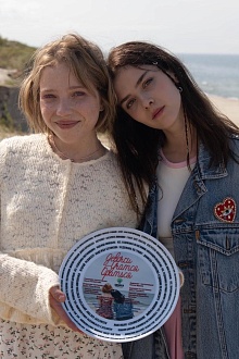 Девочки учатся бриться