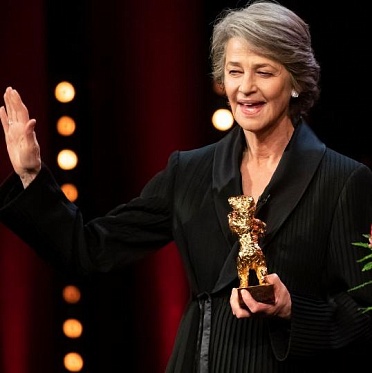 Берлинале 2019: Шарлотте Рэмплинг вручили почетного Золотого медведя Берлинале 2019: Шарлотте Рэмплинг вручили почетного Золотого медведя