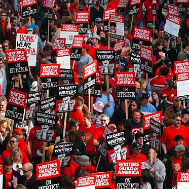 Американские продюсеры пошли на новые уступки бастующим сценаристам Американские продюсеры пошли на новые уступки бастующим сценаристам