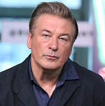 Алек Болдуин и семья погибшей на съемках Хатчинс достигли соглашения