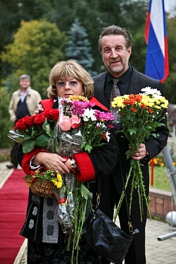 Алла Сурикова и Леонид Ярмольник «наследили» на Аллее славы