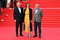 церемония открытия 47 Московского Международного кинофестиваля, жюри конкурса Русские премьеры режиссер и сценарист  Владимир Грамматиков, режиссер и сценарист Анна Матисон и продюсер Сергей Титинков