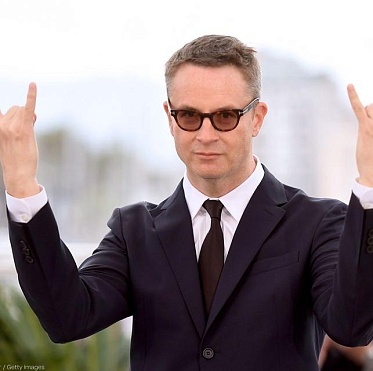 Неоновые огни и молчаливый убийца: датчанин Рефн представил в Каннах новый сериал