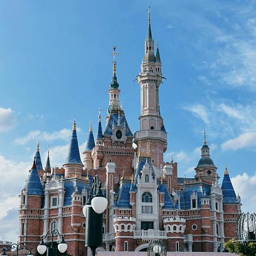 Компания Disney планирует сократить около 1000 сотрудников