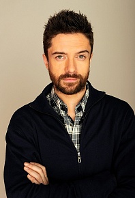   (Topher Grace)