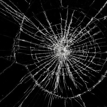 UPI France: кинопрокатное окно разбито вдребезги UPI France: кинопрокатное окно разбито вдребезги