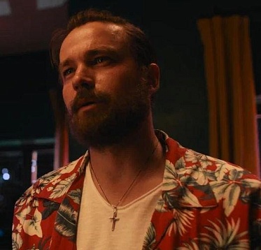 Александр Петров играет сразу две роли в комедии «Василий»