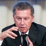 Банк Траст требует от кинобизнеса Александра Мамута полного погашения долга