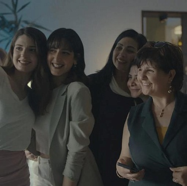 Венеция 2024: «Счастливых праздников» — каждая несчастливая семья несчастлива по-своему Венеция 2024: «Счастливых праздников» — каждая несчастливая семья несчастлива по-своему