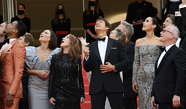 Канны 2022, день второй. Много Тома Круза, немного русского кино, совсем мало масок