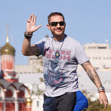 Том Харди представил в Москве фильм «Веном» и прогулялся по парку «Зарядье» 