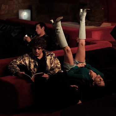 Берлинале 2026: «Обрезка розовых кустов» Карима Айнуза — глянцевая семейная сатира Берлинале 2026: «Обрезка розовых кустов» Карима Айнуза — глянцевая семейная сатира