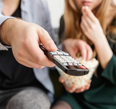 97% россиян смотрят телевидение хотя бы раз в месяц 97% россиян смотрят телевидение хотя бы раз в месяц