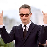 Неоновые огни и молчаливый убийца: датчанин Рефн представил в Каннах новый сериал