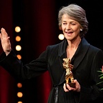 Берлинале 2019: Шарлотте Рэмплинг вручили почетного Золотого медведя