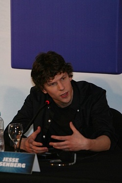 Джесси Айзенберг выступит против Бэтмена и Супермена Джесси Айзенберг выступит против Бэтмена и Супермена