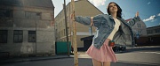 кадр из фильма Девочки учатся бриться