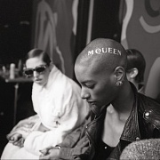 кадр из фильма Маккуин