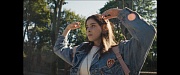 кадр из фильма Девочки учатся бриться