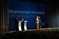 Церемония закрытия фестиваля "Западные ворота", Андрей Кравчук, вручение награды за фильм «Удачи тебе, Ворчун!»