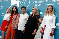 Венеция 2019, съемочная группа фильма "Правда" Людивин Санье, Жюльет Бинош, Хирокадзу Корээда, Катрин Денев, и Клементин Гренье