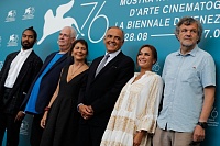 Венеция 2019, директор фестиваля Альберто Барбера и жюри премии имени Луиджи де Лаурентиса "Золотой лев будущего" за лучший дебютный фильм Эмир Кустурица, Хенд Сабри, Антониетта Де Лильо, Майкл Дж. Вернер, и Теренс Нэнс