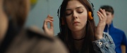 кадр из фильма Девочки учатся бриться