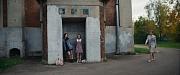 кадр из фильма Девочки учатся бриться